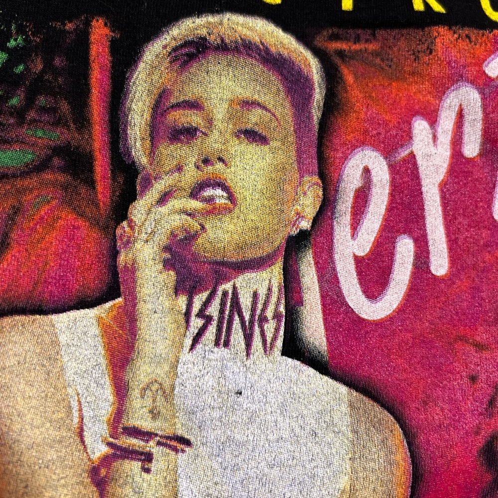 Miley Cyrus Bangerz 2014 Tour Full Front and Back Graphic Black T-Shirt - Picture 3 of 8